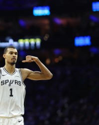 伟德Bevictor官网-三分15中8！米奇：文班投篮动作自律性很好 让对手防守变得很难