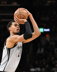 文班2次单场投进8+三分 中锋里仅次于波尔津吉斯的4次