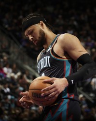 伟德Bevictor登录入口-16中3&amp;三分7中0得10分！奥特：我们换防坎宁安对他进行持球压迫